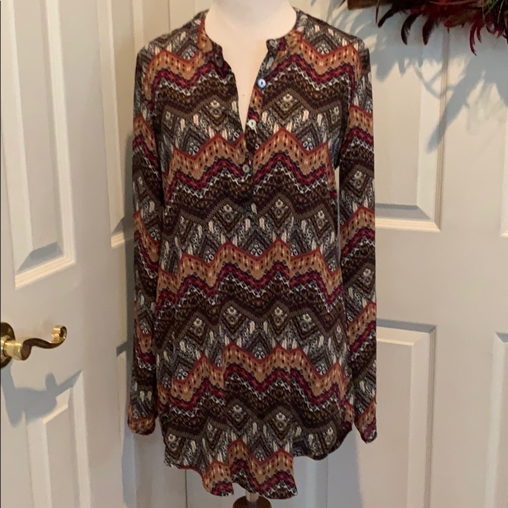 Tunic with buttons 1/4 of the way down